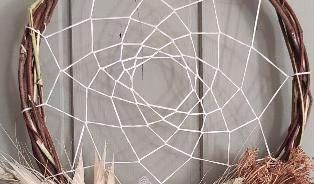 How to make a shabby chic dreamcatcher with things found in your garden