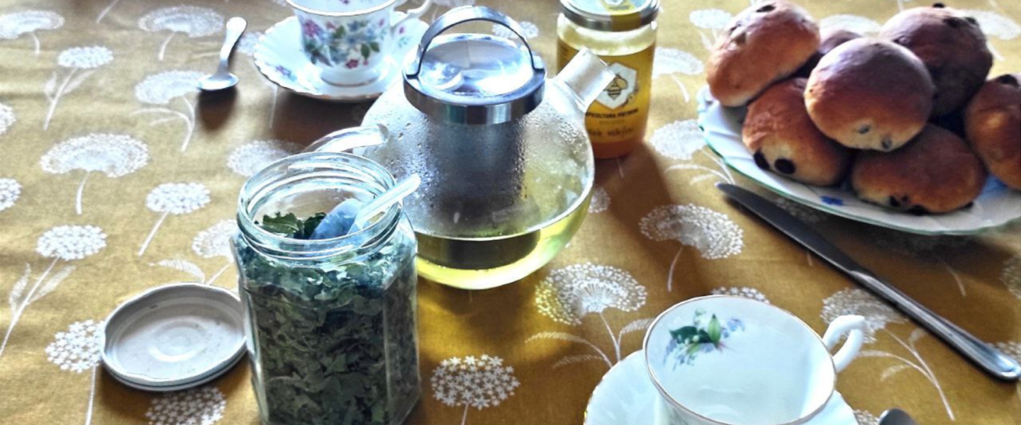 Fig leaf tea - afternoon tea with cardamom and raisins buns