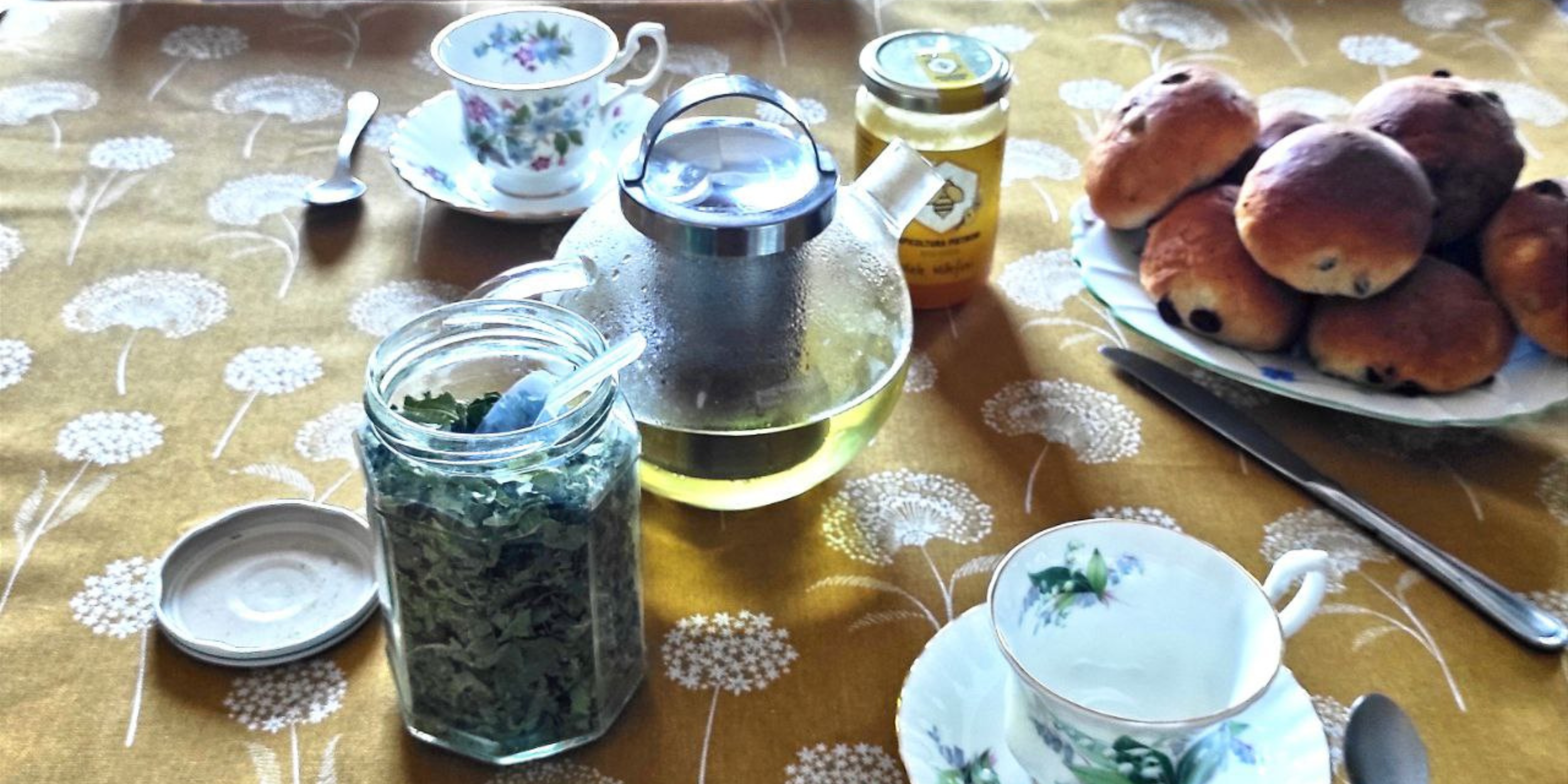 Fig leaf tea - afternoon tea with cardamom and raisins buns